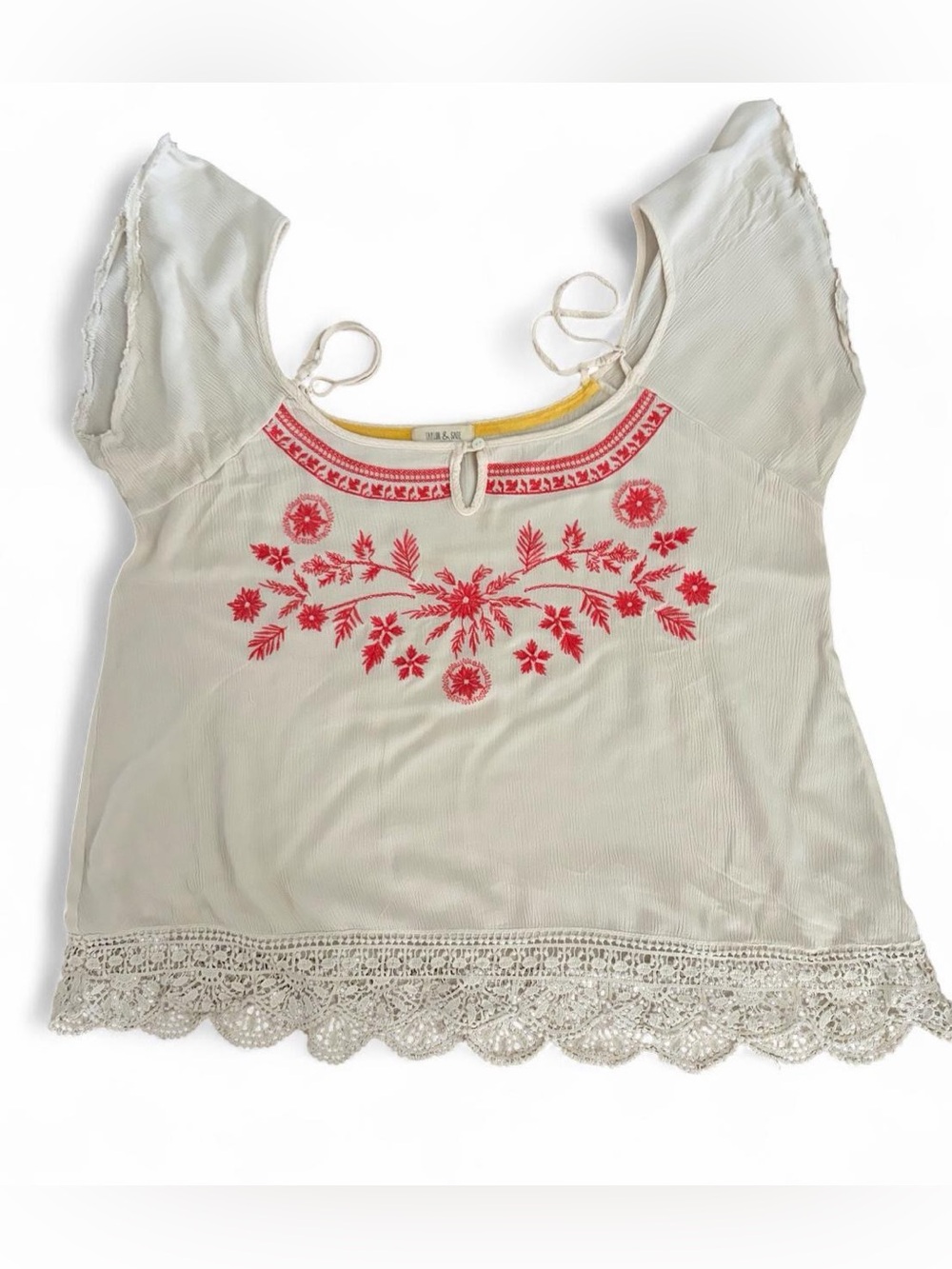 Taylor & Sage white blouse with red floral embroidery, lace trim Sz L